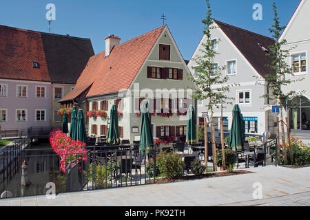 Scène de rue à la place du marché au centre de la vieille ville (Altstadt) de Mindelheim une belle petite ville en Souabe, une partie de la Bavière, Allemagne. Banque D'Images