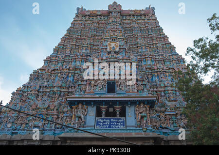 L'est de Gopuram, ou la passerelle, de la tour du temple Meenakshi couvrant 45 hectares au coeur de Madurai dans l'Etat du Tamil Nadu, Inde Banque D'Images