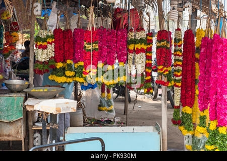 Guirlandes colorées à vendre dans un marché aux fleurs. Ils sont largement utilisés pour les dédicaces dans les rituels hindous et pour la décoration de fête Banque D'Images