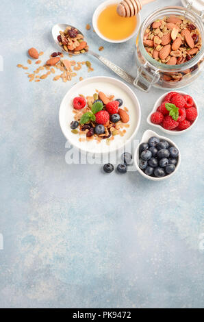 Granola fait maison avec du yogourt et petits fruits frais, petit-déjeuner sain concept. Banque D'Images