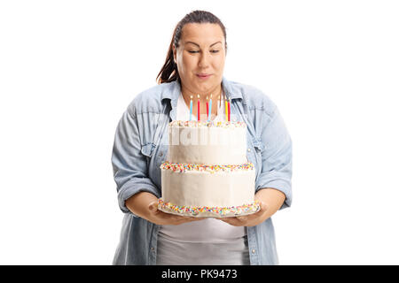 L'excès de woman blowing bougies sur un gâteau d'anniversaire isolé sur fond blanc Banque D'Images