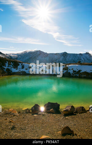 Grand soleil brille et que la réflexion sur l'eau du lac turquoise bleue unique connu comme le lac Emerald dans Parc National de Tongariro en Nouvelle-Zélande Banque D'Images