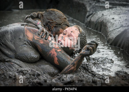 Deux femmes lutte lors de la boue de la boue d'une compétition de combat au Jeux de plaine à Thorney Somerset Banque D'Images