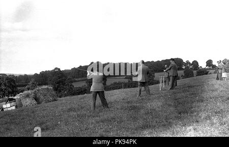 Années 1930, historiques, pays rural, messieurs dans une tenue appropriée prenant part à un tournage sur une colline, à une campagne traditionnelle britannique. fieldsport Banque D'Images