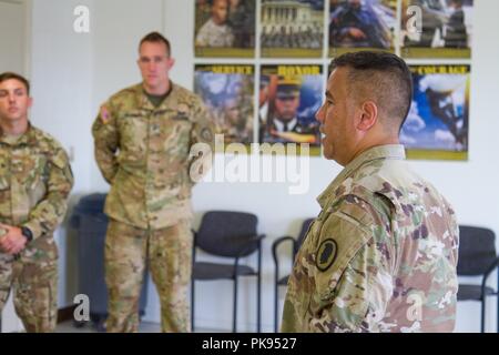 Le brig. Le général Kenneth Hara, adjudant général adjoint, Texas Army National Guard et commandant de la Force opérationnelle interarmées 5-0, des terres à l'Aéroport International de Hilo, Hilo, Hawaii, d'animer des séances d'information à New York Garde nationale et les soldats en service actif en réponse à l'Ouragan Lane le 27 août 2018, 27 août 2018. Les autorités locales et l'état de Hawaii, par la foi, a demandé 5-0 HH-60M hélicoptères Black Hawk avec palan capacité d'aider les autorités locales à des opérations de valorisation sur l'île de Hawaii. 5-0 La foi est un groupe de travail dirigé par un commandant à double statut qui est créé pour répondre à l'effe Banque D'Images