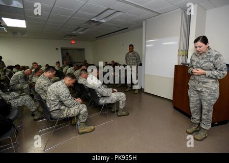 Le capitaine de l'US Air Force Christina Pittman, la 169e Escadre de chasse des Forces aériennes de l'aumônier prie avec la Caroline du Sud Air National Guard, qui se préparent à déployer à partir de la base de la Garde nationale conjointe McEntire à Bluffton, Caroline du Sud, pour soutenir des partenariats organismes civils et de protéger les citoyens de l'état à l'avance de l'ouragan Florence, le 10 septembre 2018, 10 Septembre, 2018. Environ 800 soldats et aviateurs ont été mobilisés pour préparer, de répondre et de participer aux efforts de rétablissement les prévisionnistes comme l'ouragan Florence va augmenter en puissance avec potentiel d'être une catégorie 4 sto Banque D'Images