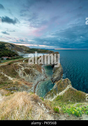 Le trou de l'escalier sur la côte jurassique du Dorset, crique de Lulworth. Banque D'Images