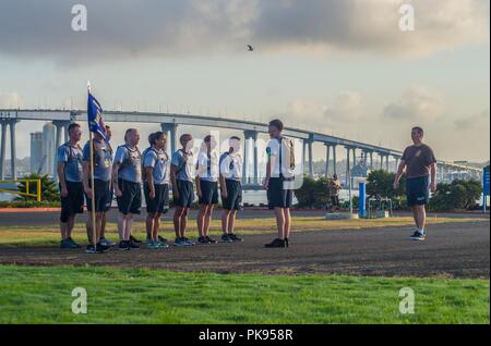 180813-N-NT795-840 CORONADO, Californie (13 août 2018) Maître Chef d'armes Douglas Dawson affectés à des rivières côtières Group (CRG) 1, conduit la formation de base du semoir au premier maître (CPO) harem au cours de CPO à bord d'initiation de la Naval Amphibious Base Coronado, le 13 août 2018. L'initiation de CPO est un professionnel de l'éducation et de la formation environnement qui commence lorsque le message d'annonce est libéré, et tradition axée sur l'équipe/particuliers en tant que dirigeants de l'intégrité, la responsabilité, l'initiative et l'endurance. (U.S. Photo par Marine Premier maître de Manœuvre Nelson Jr/Doromal Releas Banque D'Images