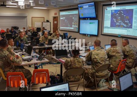 Les membres de la Force opérationnelle interarmées de 5-0 l'objet d'un bref de mise à jour du commandant, le 25 août 2018 à l'Hawaii Army National Guard Centre à Diamond Head, Honolulu, Hawaï, le 24 août 2018. 5-0 La foi est un groupe de travail dirigé par un commandant à double statut qui est établi en vue de répondre aux effets de l'Ouragan Lane sur l'état d'Hawaï. Les membres du groupe de travail restent attachés à la surveillance des effets et des incidents à travers l'état d'Hawaï pour répondre à toute demande faite par les autorités locales et d'état par la FEMA. () Banque D'Images