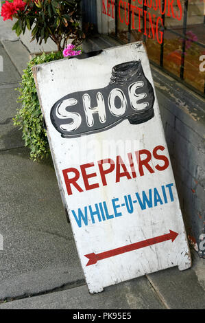 Panneau enseigne à l'extérieur d'un atelier de réparation de chaussures à Kerrisdale, Vancouver, BC, Canada Banque D'Images