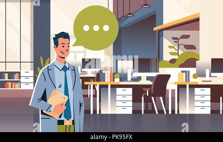 Businessman holding tablet chat discours sur l'icône bulle de travail moderne : salle du cabinet office interior business man personnage portrait plate horizontale Illustration de Vecteur