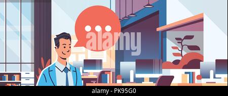 Businessman holding tablet chat discours sur l'icône bulle de travail moderne : salle du cabinet office interior business man portrait de personnages de dessins animés télévision bannière horizontale Illustration de Vecteur