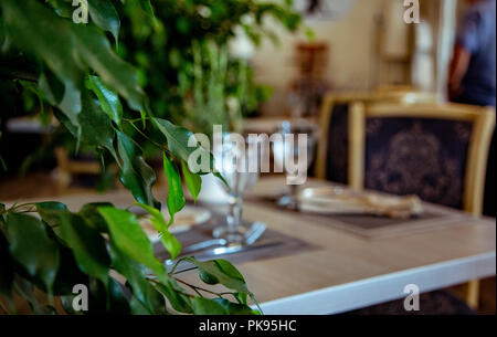 Magnifiquement servi table dans un restaurant. Selective focus Banque D'Images