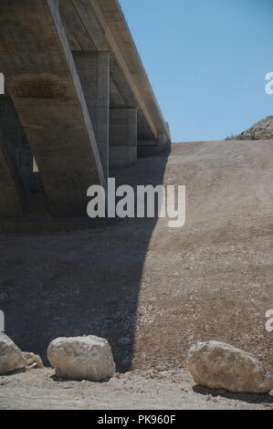 Sur un pont wedi Anaba, Modiin ville, Israël Banque D'Images