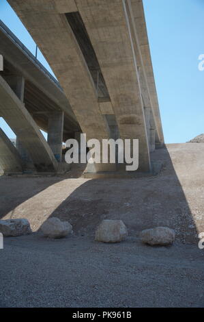 Sur un pont wedi Anaba, Modiin ville, Israël Banque D'Images