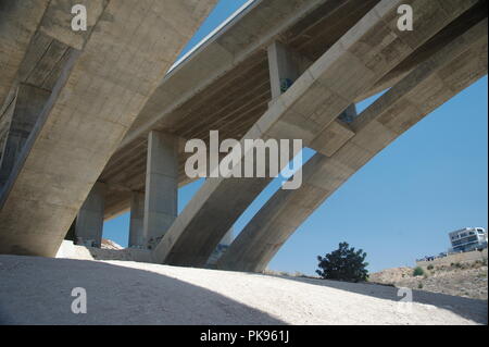 Sur un pont wedi Anaba, Modiin ville, Israël Banque D'Images