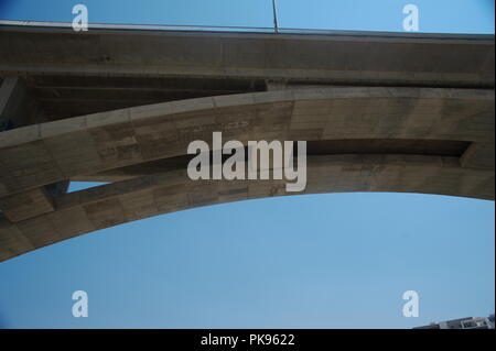 Sur un pont wedi Anaba, Modiin ville, Israël Banque D'Images