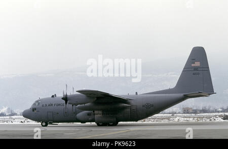 8 mars 1993 pendant le siège de Sarajevo : un américain Lockheed C-130 Hercules de la Kentucky jet Air Guard sur le tarmac de l'aéroport de Sarajevo. Dans l'arrière-plan, en travers de la piste, sont des maisons endommagées à la périphérie du village de Butmir. Banque D'Images