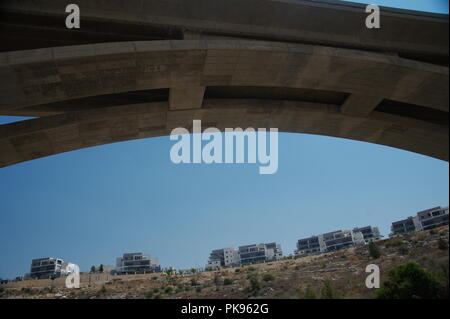 Sur un pont wedi Anaba, Modiin ville, Israël Banque D'Images