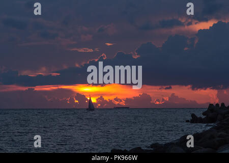 Bateau à voile plaisir est le port de la Golfe de Riga après le coucher du soleil en été en Août Banque D'Images