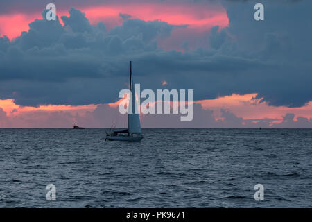 Bateau à voile plaisir est le port de la Golfe de Riga après le coucher du soleil en été en Août Banque D'Images