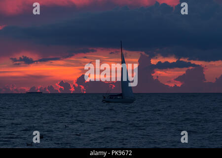 Bateau à voile plaisir est le port de la Golfe de Riga après le coucher du soleil en été en Août Banque D'Images
