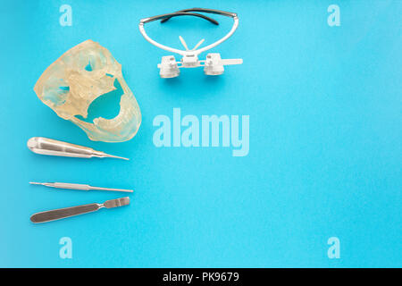 Équipements médical y compris les instruments chirurgicaux sur un fond bleu. haut afficher, copier spase Banque D'Images