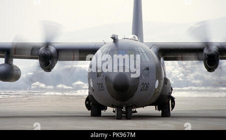 8 mars 1993 pendant le siège de Sarajevo : que la neige tombe, un Royal Air Force britannique Lockheed C-130 Hercules vient d'avion a atterri à l'aéroport de Sarajevo. Dans l'arrière-plan des maisons à la périphérie de Butmir. Banque D'Images