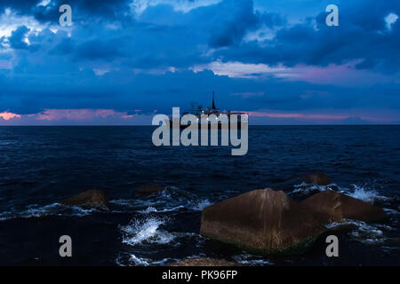 Bateau à voile port de forme est au golfe de Riga après le coucher du soleil en soirée d'été en Août Banque D'Images