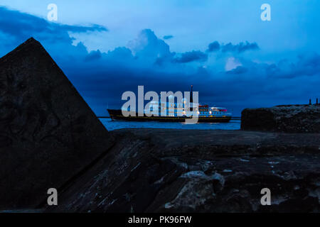Bateau à voile port de forme est au golfe de Riga après le coucher du soleil en soirée d'été en Août Banque D'Images