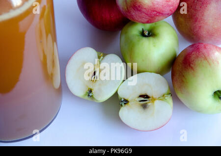 Sap Apple avec l'ingrédient principal sur un fond blanc. De gros plan de la pomme. Banque D'Images