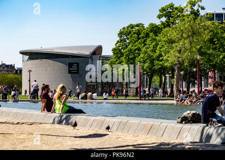 Les touristes à vous détendre près de la piscine, d'un côté à l'arrière-plan le musée Van Gogh. Amsterdam, Pays-Bas Banque D'Images