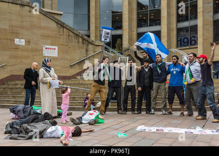 Glasgow, Scotland, UK - 17 juin 2012 : Les Syriens protester contre Bachar al-Assad crimes de guerre près de Donald Dewar statue. Femme avec des enfants et d'affiches, d'autres hommes Banque D'Images