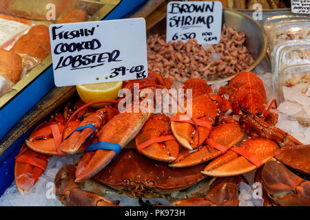 L'étal d'un poissonnier à Borough Market à Londres Angleterre Royaume-Uni UK Banque D'Images