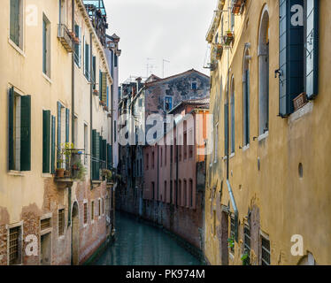 Canal de Venise avec de vieux bâtiments en brique de chaque côté, Italie Banque D'Images