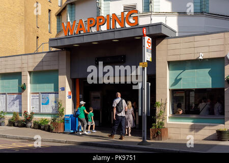 Station Wapping, partie du London Overground network, London England Royaume-Uni UK Banque D'Images