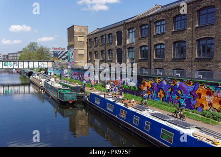 Les personnes bénéficiant d'un printemps ensoleillé sur la rivière Lea à Hackney, Londres Angleterre Royaume-Uni UK Banque D'Images