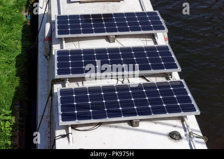 Panneaux solaires sur un toit de bateau à Londres, Angleterre, Royaume-Uni, Royaume-Uni Banque D'Images