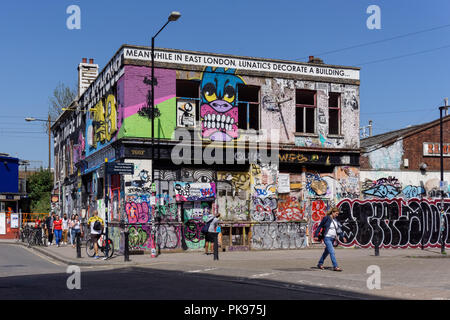 Capacités couvertes de graffitis dans Hackney Wick, Londres Angleterre Royaume-Uni UK Banque D'Images