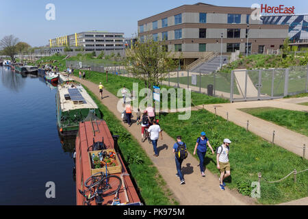 Les personnes bénéficiant d'un printemps ensoleillé sur la rivière Lea à Hackney, Londres Angleterre Royaume-Uni UK Banque D'Images