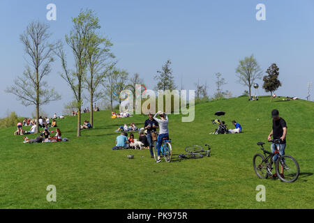 Les personnes bénéficiant d'un printemps ensoleillé au Queen Elizabeth Olympic Park, Londres Angleterre Royaume-Uni UK Banque D'Images