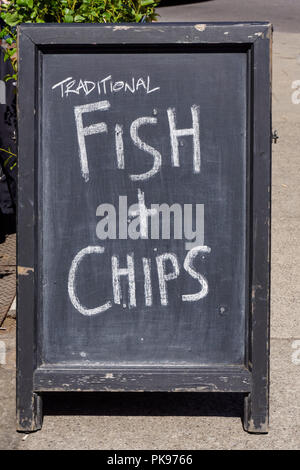 Fish and chips tableau affiche à l'extérieur restaurant, London England Royaume-Uni UK Banque D'Images