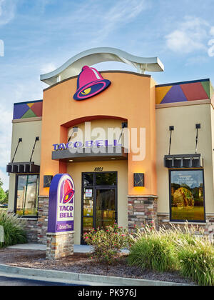 Entrée extérieure avant de fast food restaurant Taco Bell montrant le logo de l'entreprise et la conception actuelle à Montgomery, Alabama, USA. Banque D'Images