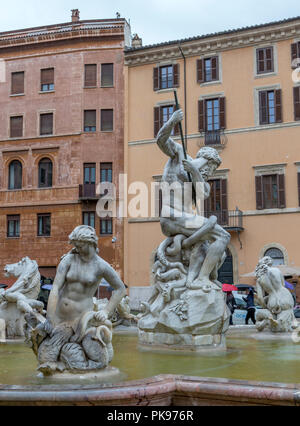 Fontaine de Neptune sur la Place Navone à Rome, Neptune depuis le côté droit, Italie Banque D'Images