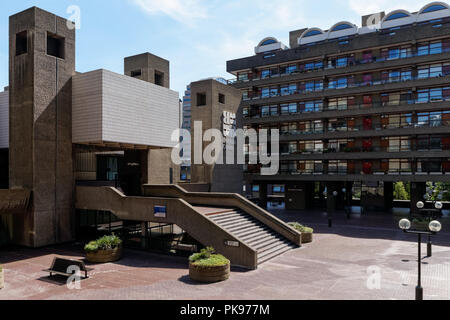 L'architecture brutaliste au Barbican Centre à Londres, Angleterre Royaume-Uni UK Banque D'Images