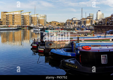 Péniche dans le bassin de Limehouse à Londres, Angleterre Royaume-Uni Banque D'Images