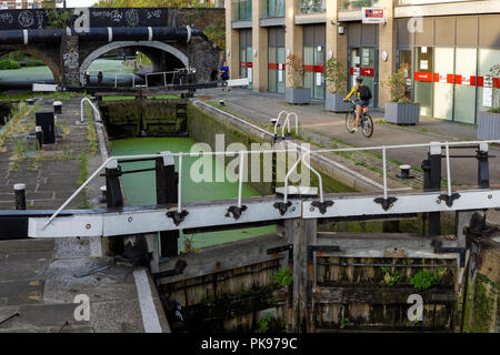 Commercial Road Lock, la fin du canal Regent's à Limehouse Basin, Londres, Angleterre Royaume-Uni Banque D'Images