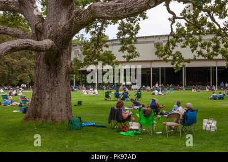 Les gens sur la pelouse à Tanglewood à Lenox, Massachusetts Banque D'Images