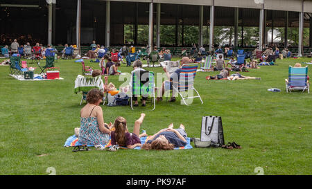 Les gens sur la pelouse à Tanglewood à Lenox, Massachusetts Banque D'Images