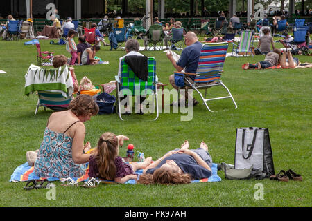 Les gens sur la pelouse à Tanglewood à Lenox, Massachusetts Banque D'Images